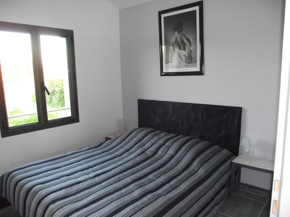 Bedroom double bed gite 1