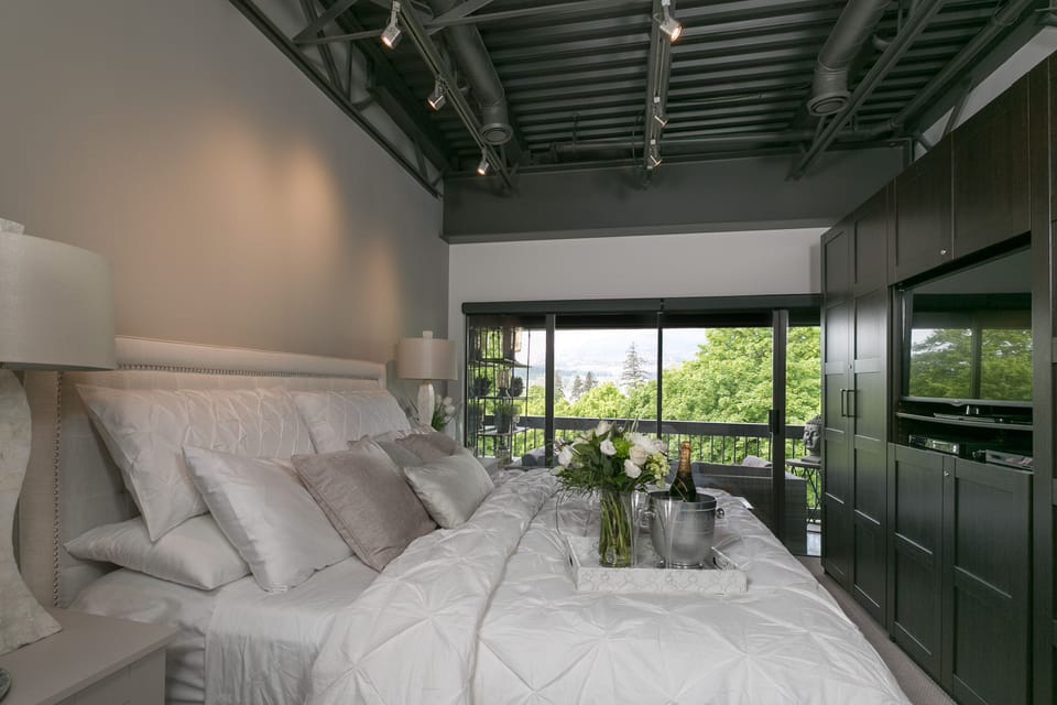 Master Suite, King Bed, Luxury Ensuite , Luxury Bedding, Deck access