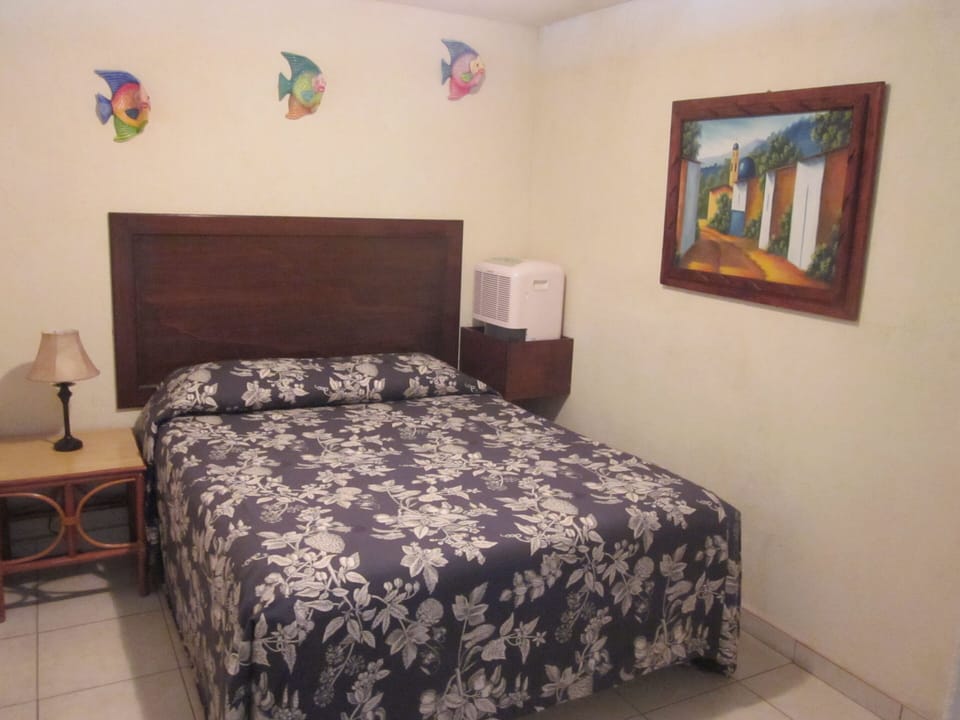 2nd bedroom with  Queen size bed with pillowtop mattress