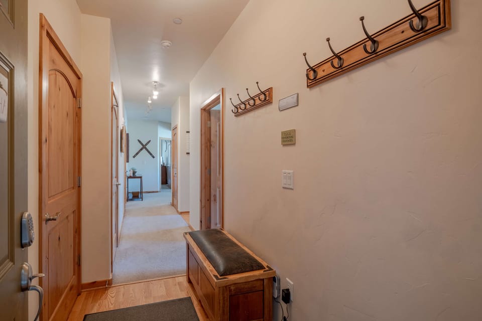 Entryway to Trailead Lodges 822