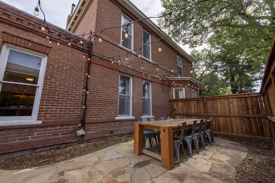 •Outdoor dining area
•Seating for 8