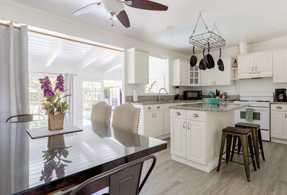 Kitchen and dinning area. Two additional seating at the kitchen Island. 