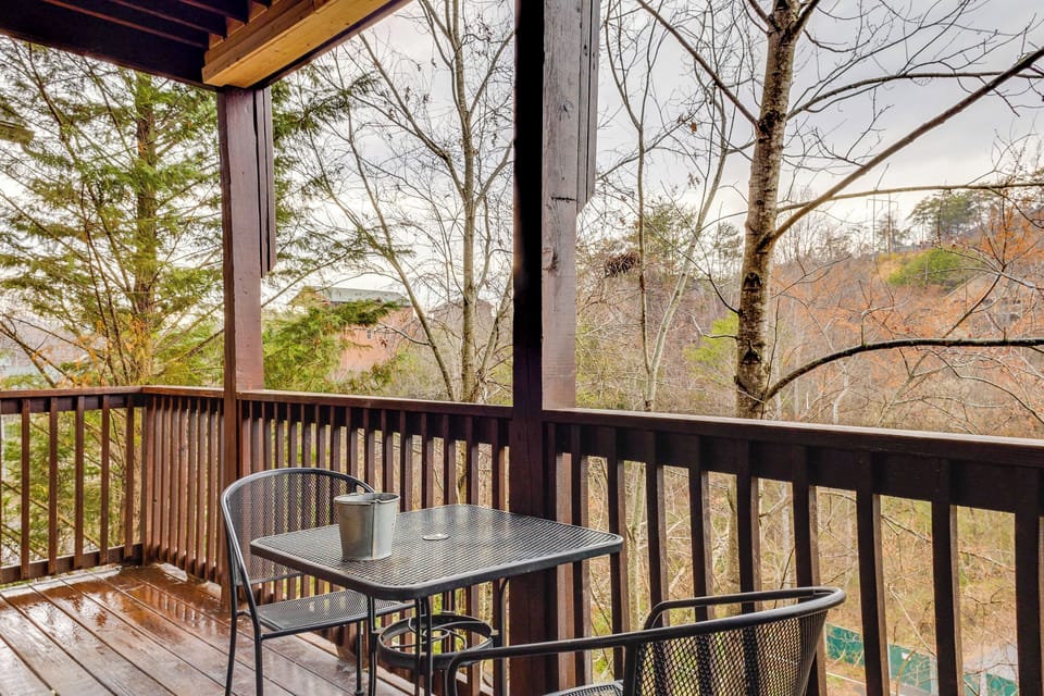 Deck | Grill | Outdoor Dining Area