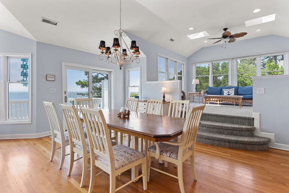 CL342: La Dolce Vita | Top Level Dining Area