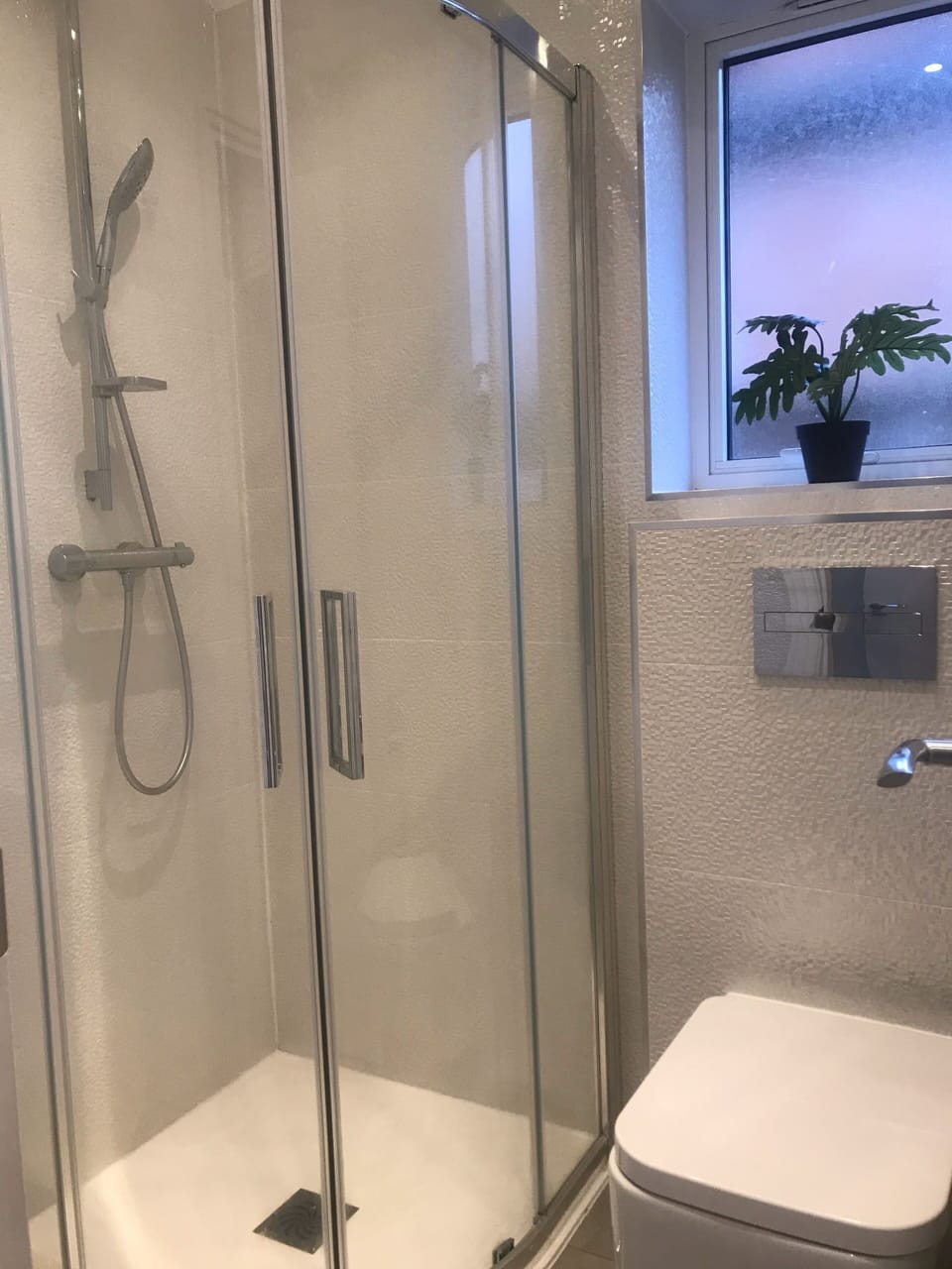 High quality Shower - Hansgrohe. 24 hours hot water, under floor heating