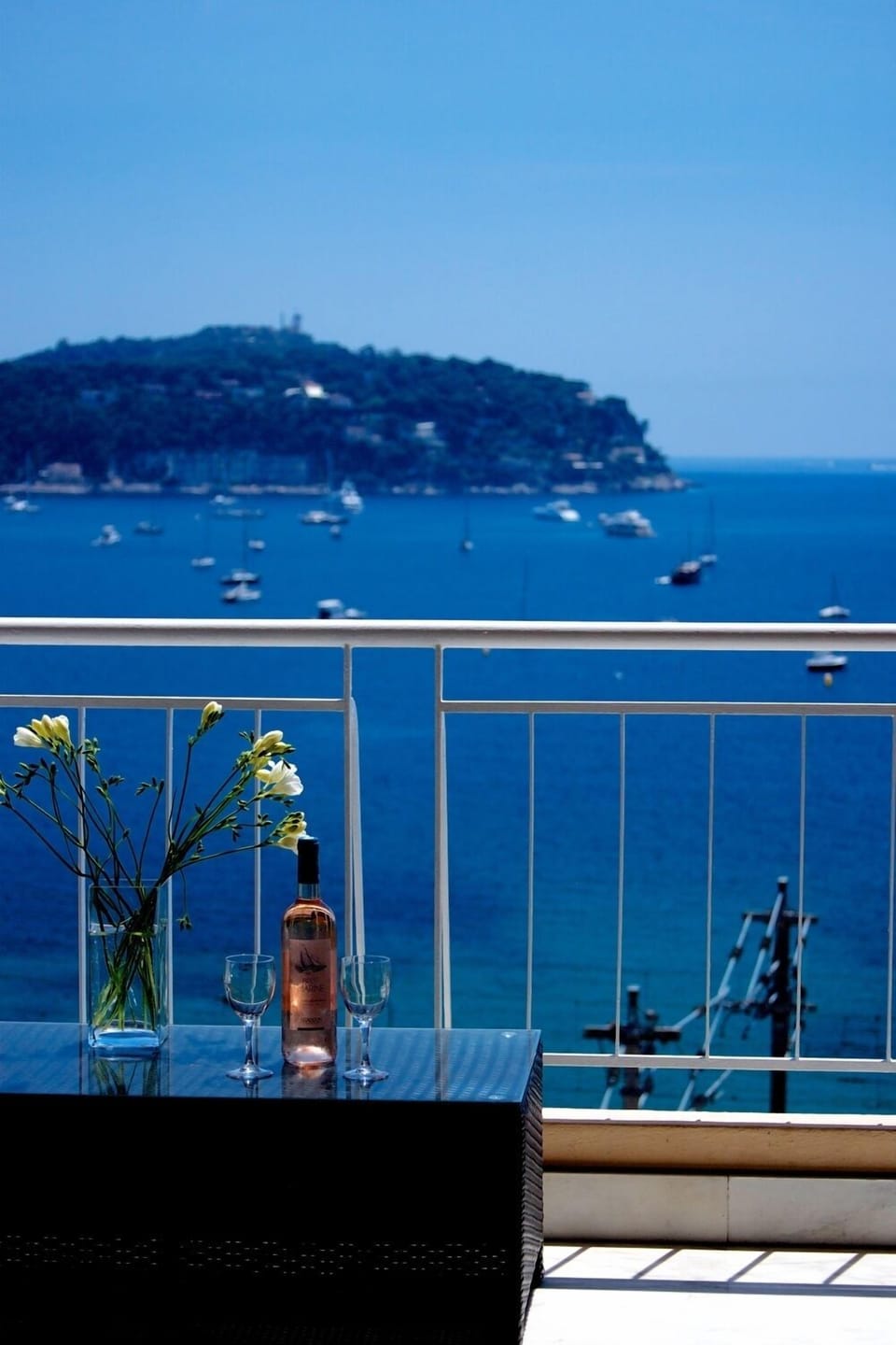 Enjoy an evening aperitif on the balcony!