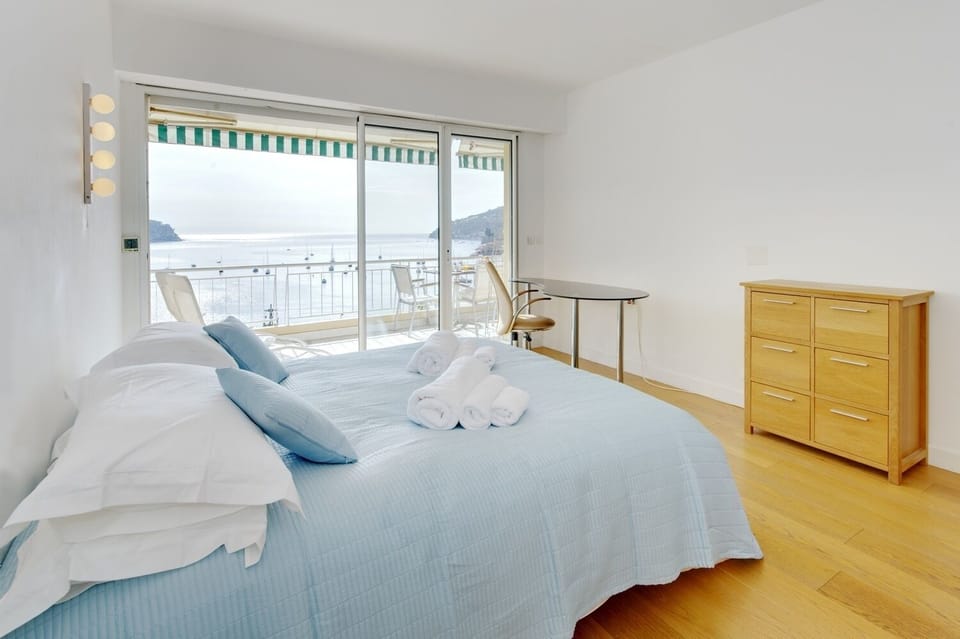 Main bedroom with balcony and first-line view over the Bay of Villefranche