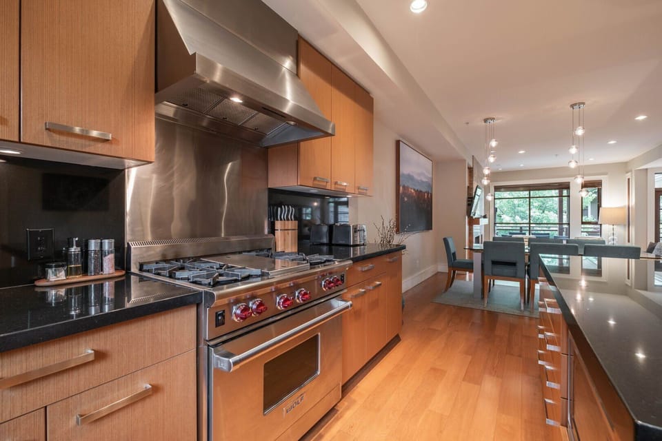 Full kitchen: High-end appliances