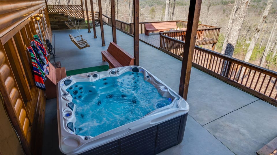 Covered 7 seat hot tub w/ LED color changing lights & panoramic mountain view!