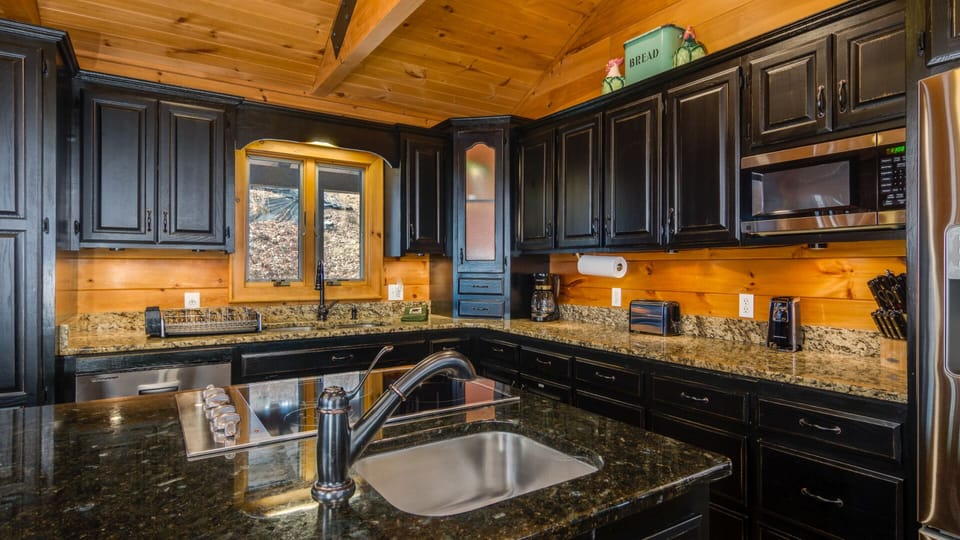 Center island chef kitchen, 2 sinks, cooktop, wall oven,fridge ice/water in door
