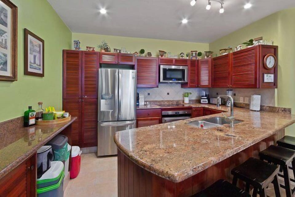 Fully equipped kitchen with a breakfast counter