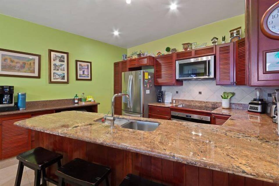 Fully equipped kitchen with a breakfast counter