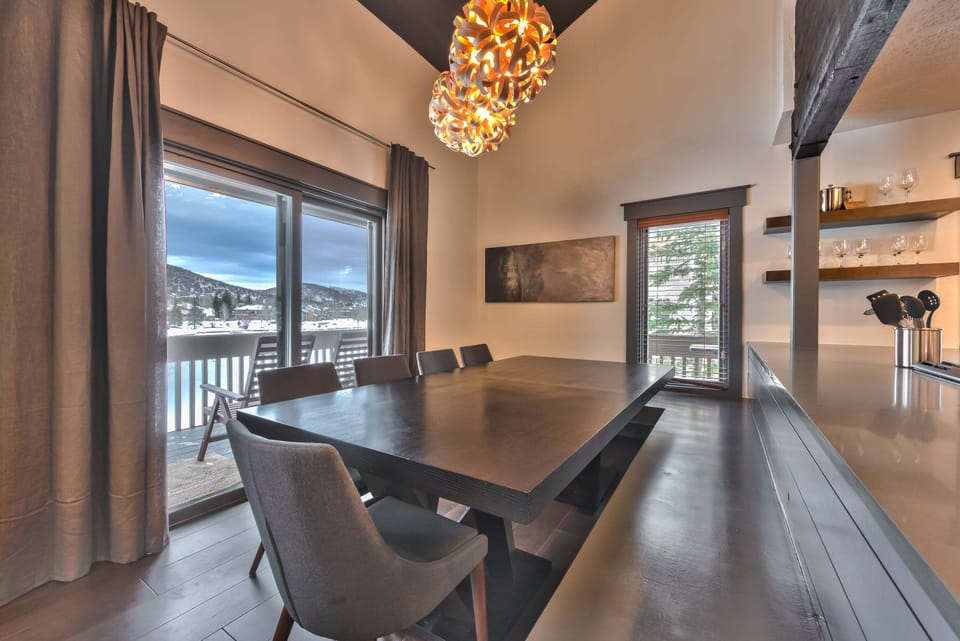 Dining Area with Seating for 10-12