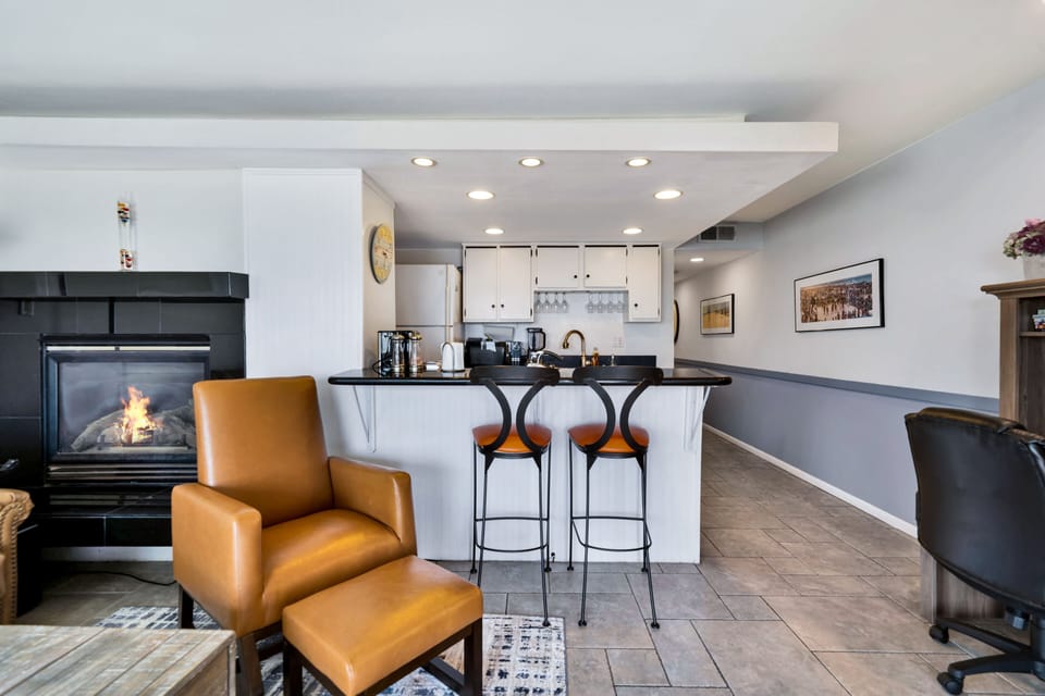 Gas Fireplace, Kitchen, Kitchen Bar