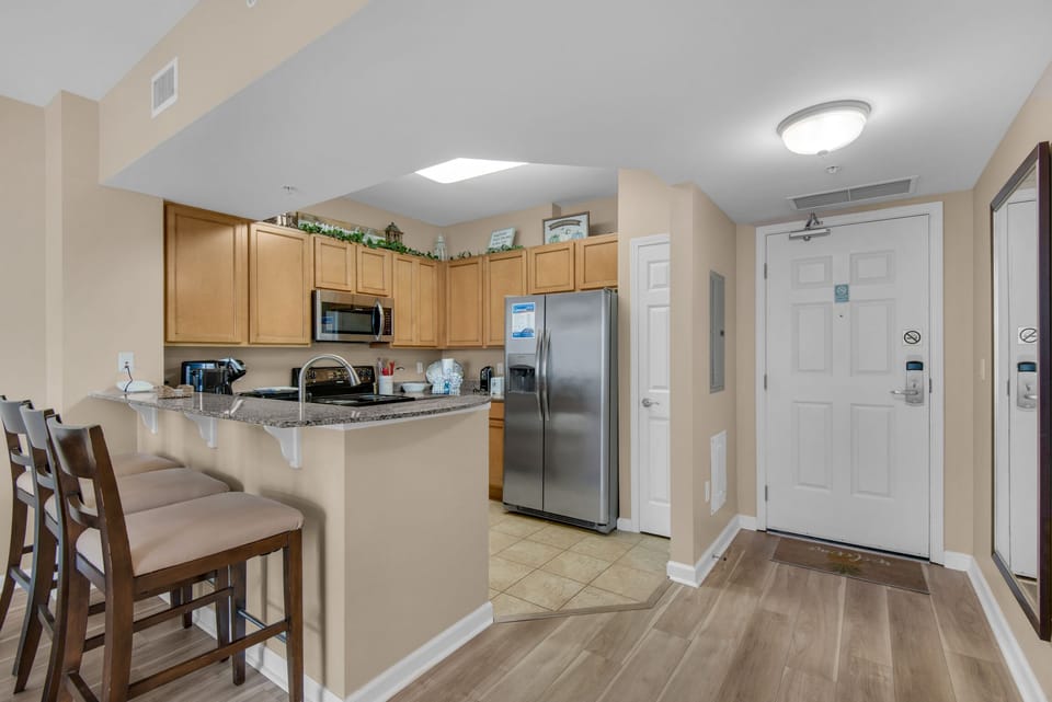 Kitchen with eat-in bar