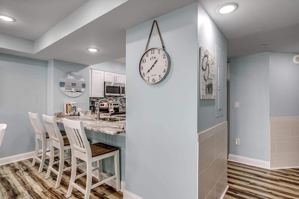 Eat-in kitchen bar seating