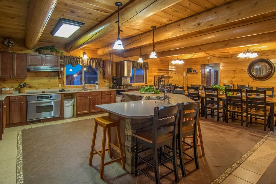 Moose Hollow Lodge Dining room and kitchen