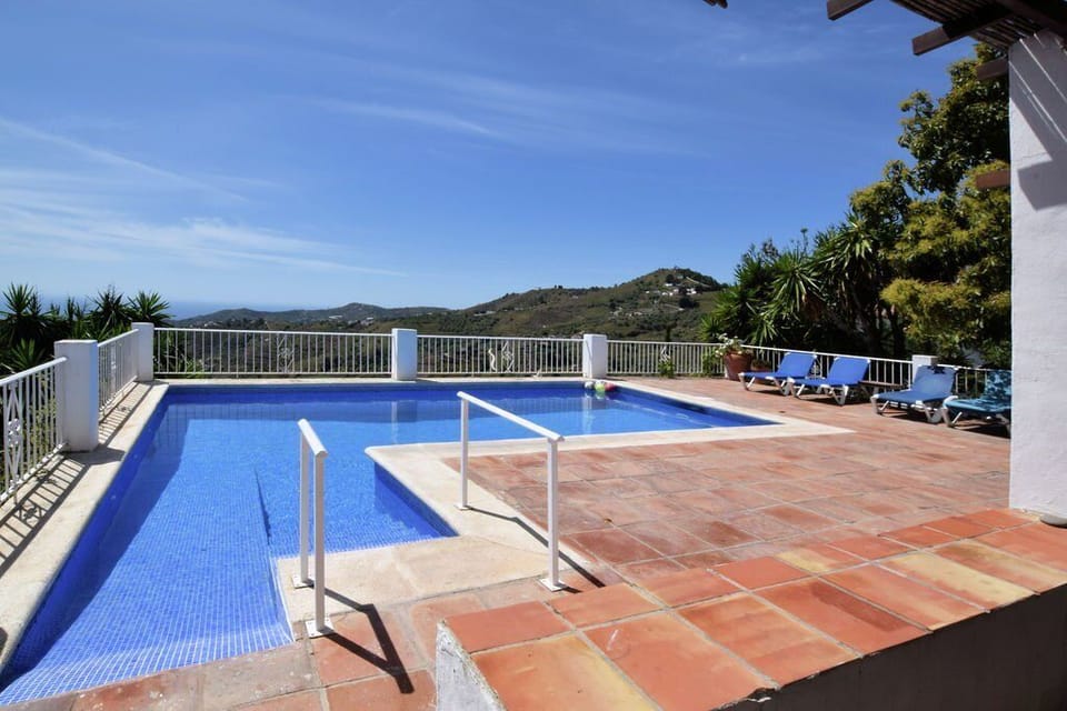 Pool entrance with steps and a ramp for wheelchair-access