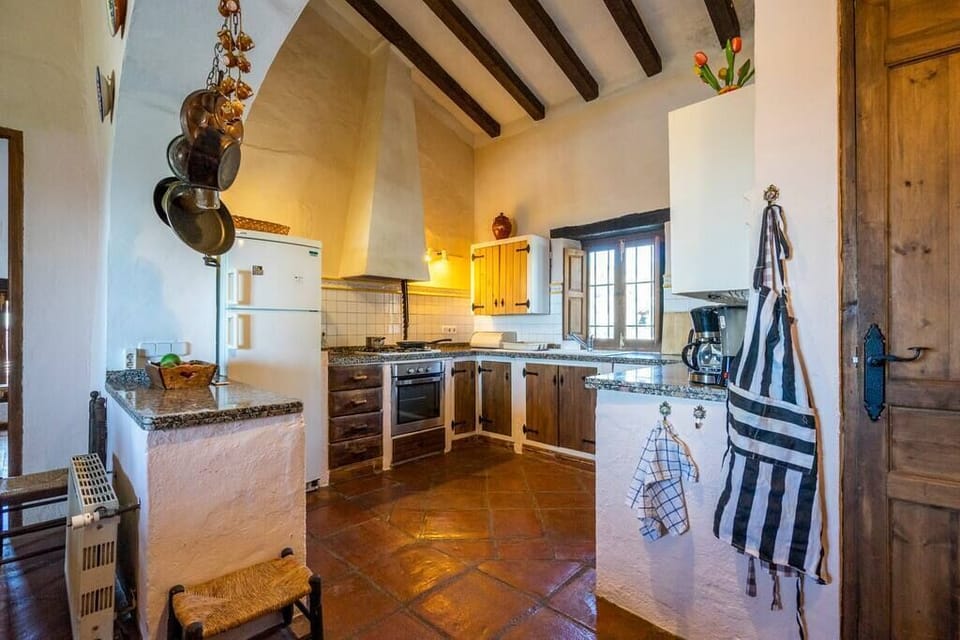 Open kitchen `U-shape" cooking area