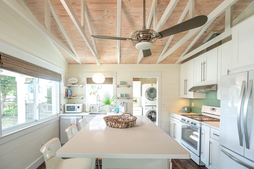 The fully stocked, bright and sunny Kitchen at the Bluefish Beach Cottage ☀️🐟