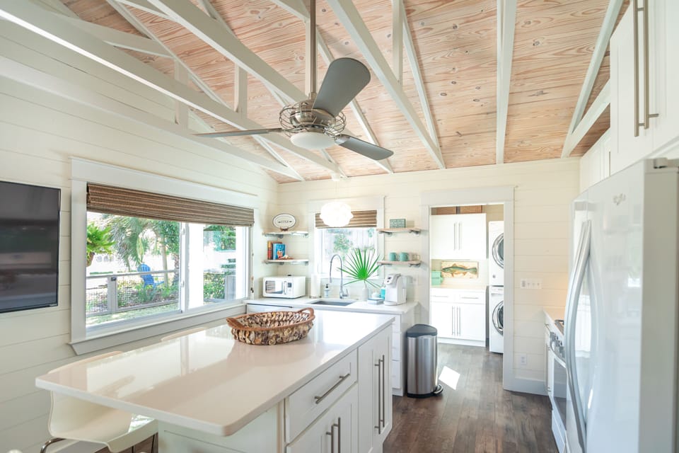 The fully stocked, bright and sunny Kitchen at the Bluefish Beach Cottage ☀️🐟
