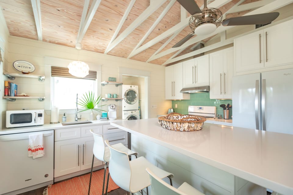 The fully stocked, bright and sunny Kitchen at the Bluefish Beach Cottage ☀️🐟