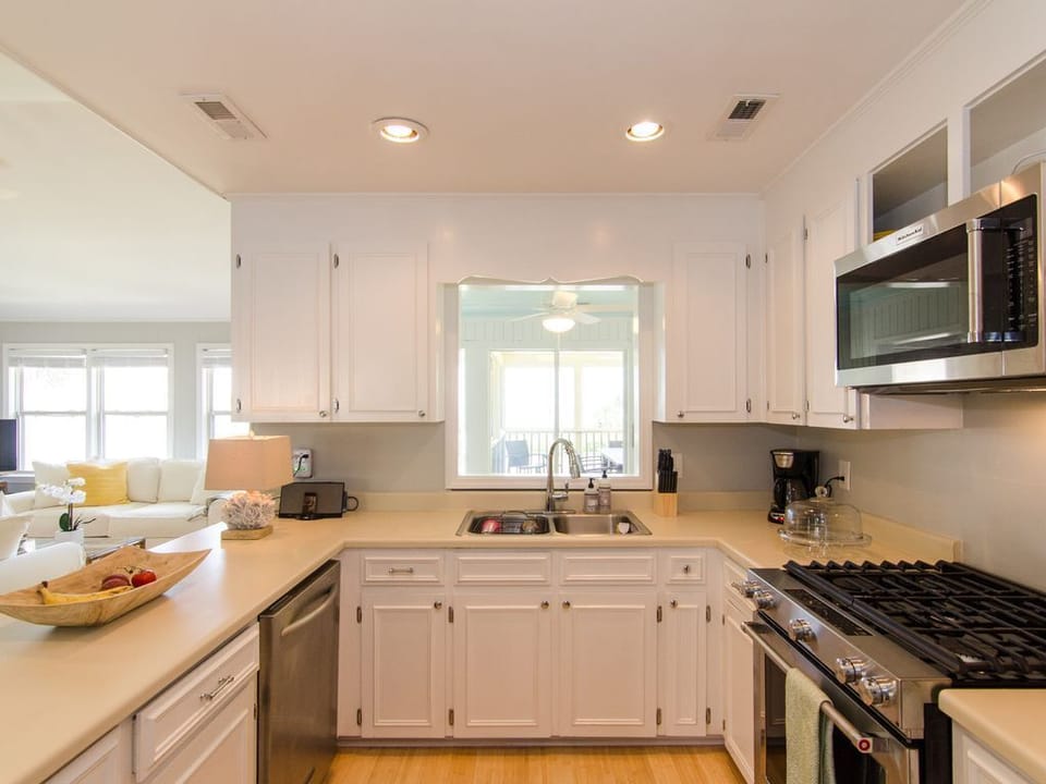 Use dishwasher or hand wash with ocean views!