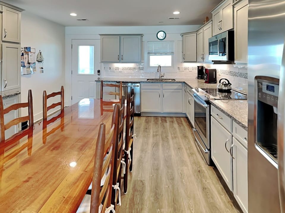 Full Size Kitchen with Dining Table