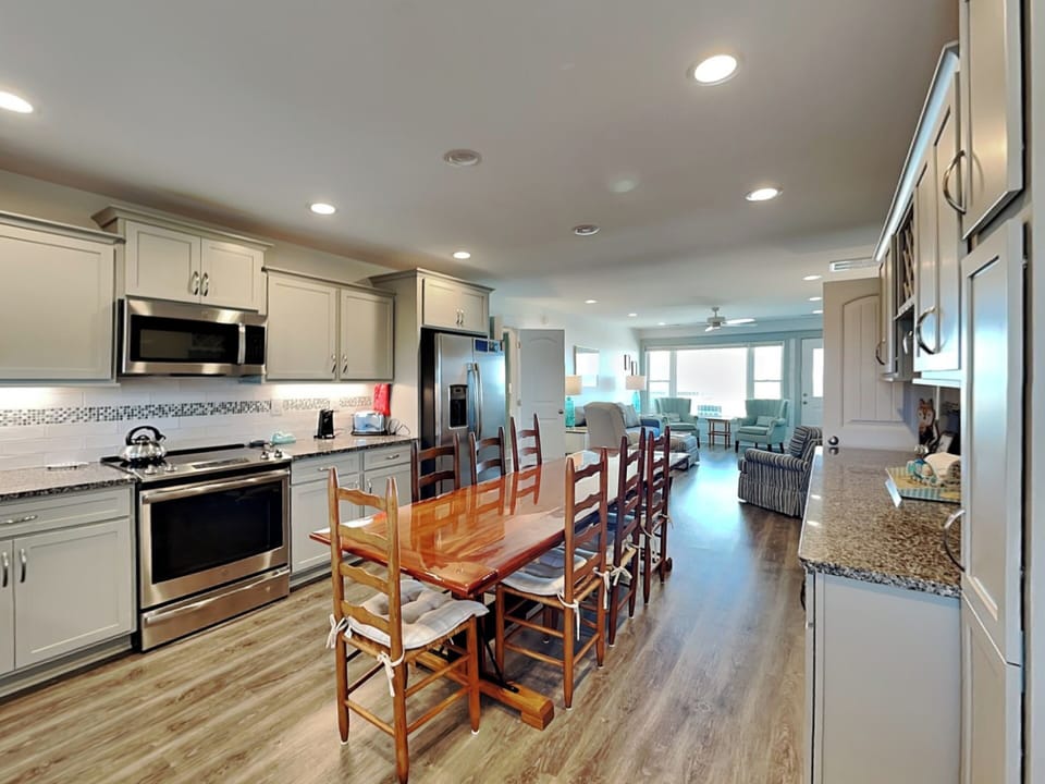 Full Size Kitchen with Dining Table