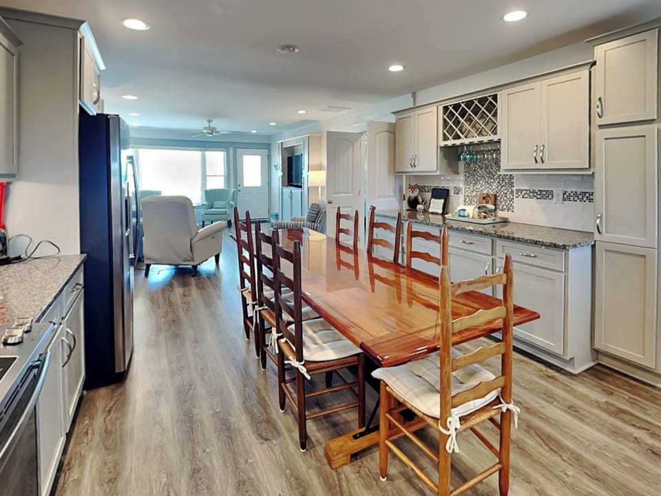 Full Size Kitchen with Dining Table