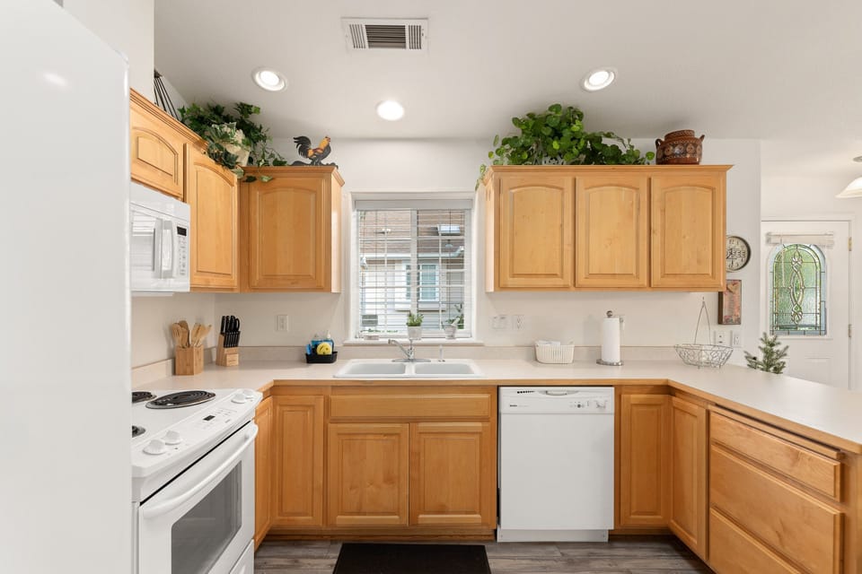 Kitchen/ stove-oven/dishwasher
