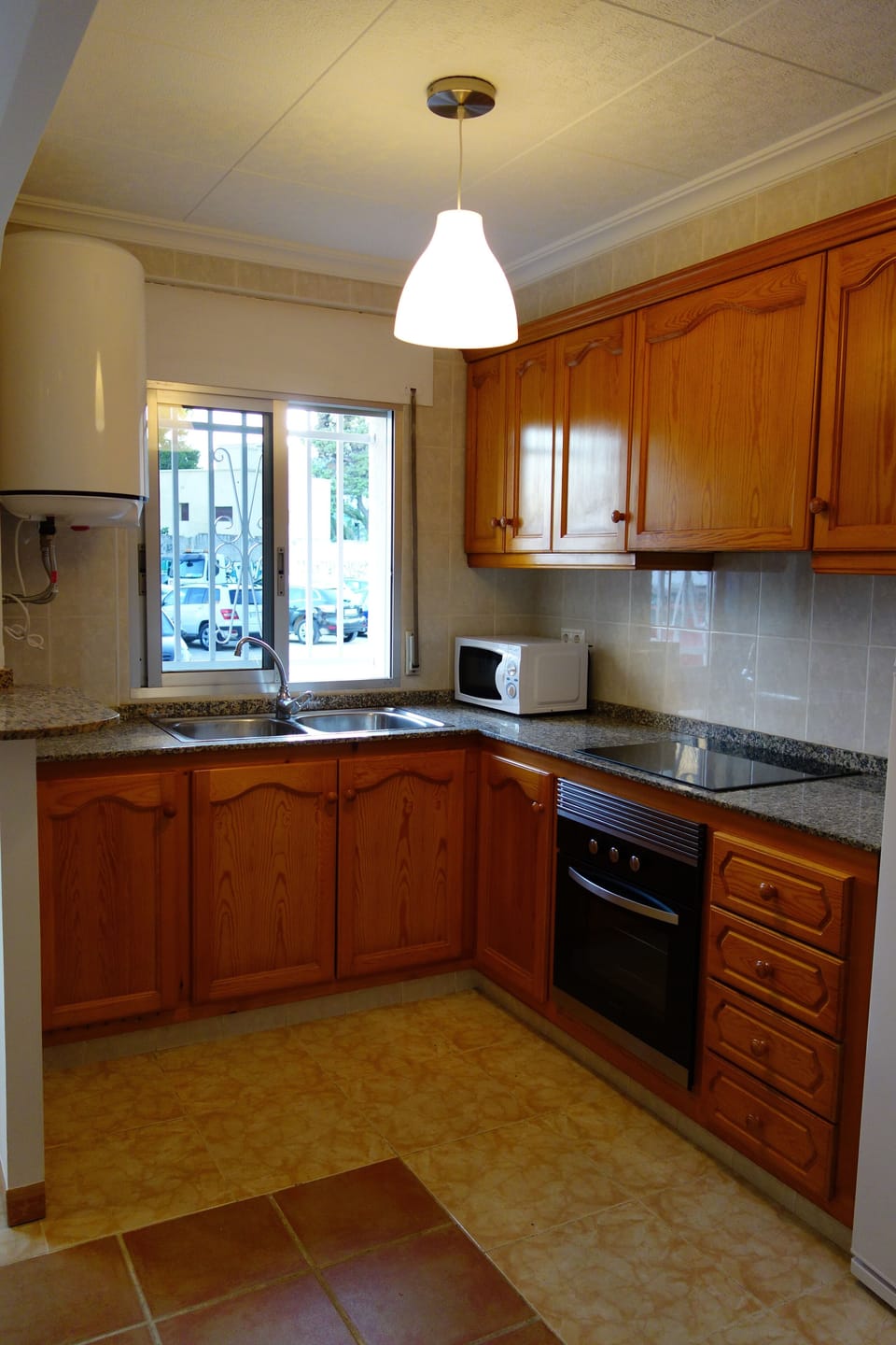 ...ceramic cooking plate, toaster, Dolce Gusto/Nespresso cofee machine...
