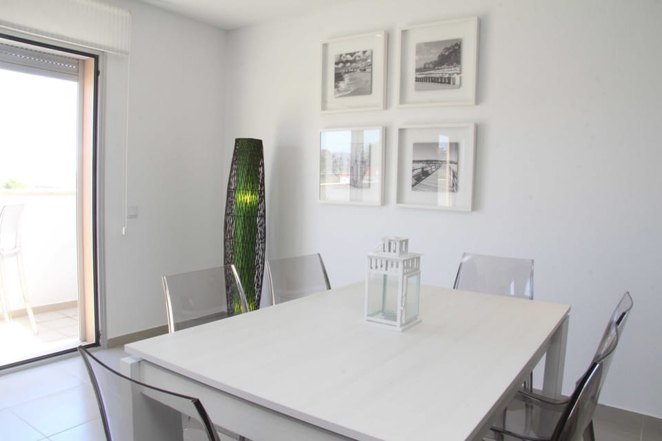 One bedroom apartament with double bed, equipped kitchen, wi-fi and cable channels.  This flat also has access to 1 parking space and a shared pool. It is located about 10 minutes away from the beach of São Martinho do Porto.