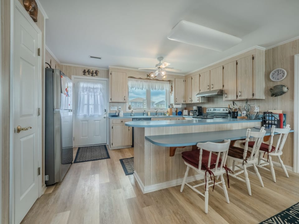 Kitchen - Breakfast Bar Seating for 2
