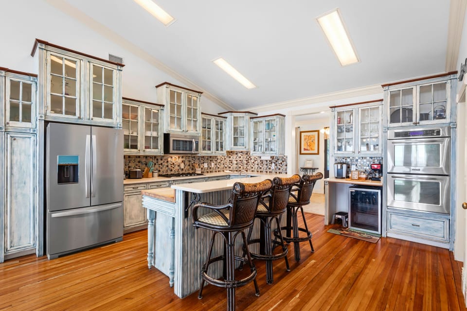 Spacious kitchen with new appliances + drink fridge