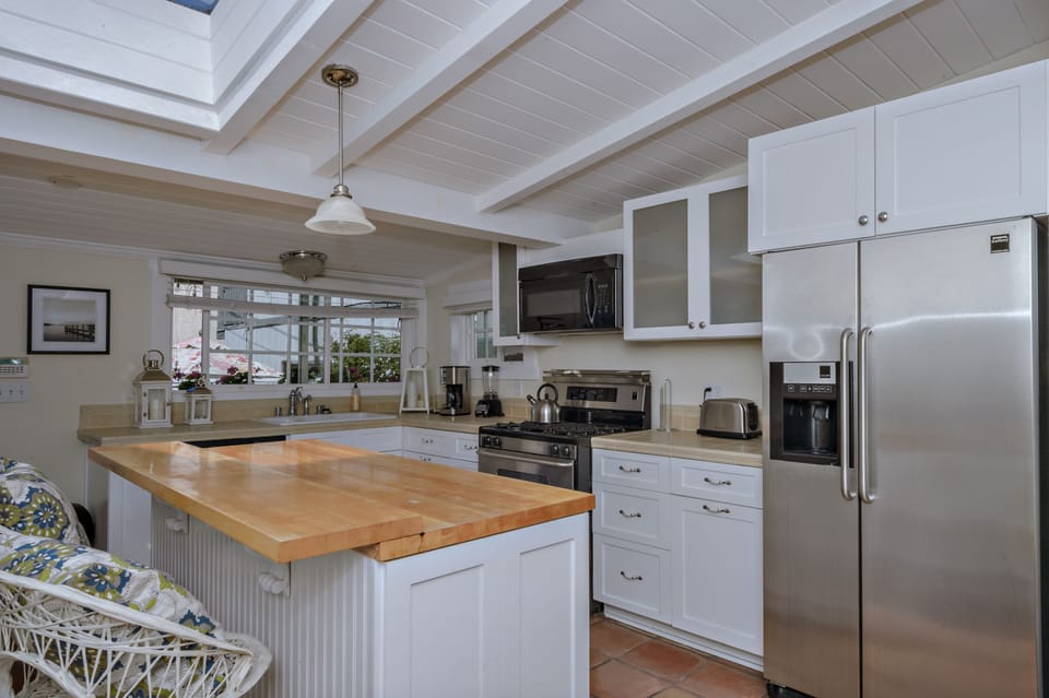 kitchen also comes with coffee maker, toaster, micro, blender etc
