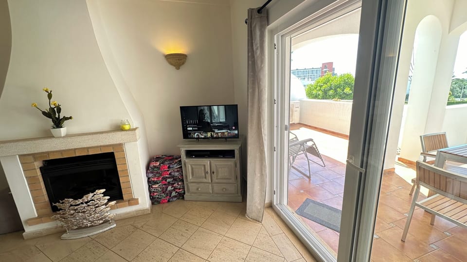 Satellite TV + Chromecast and Bluray DVD. Access to Patio. Electric shutters.
