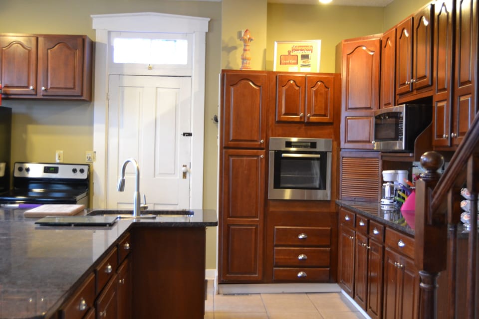 Fully equipped large Kitchen with a breakfast bar