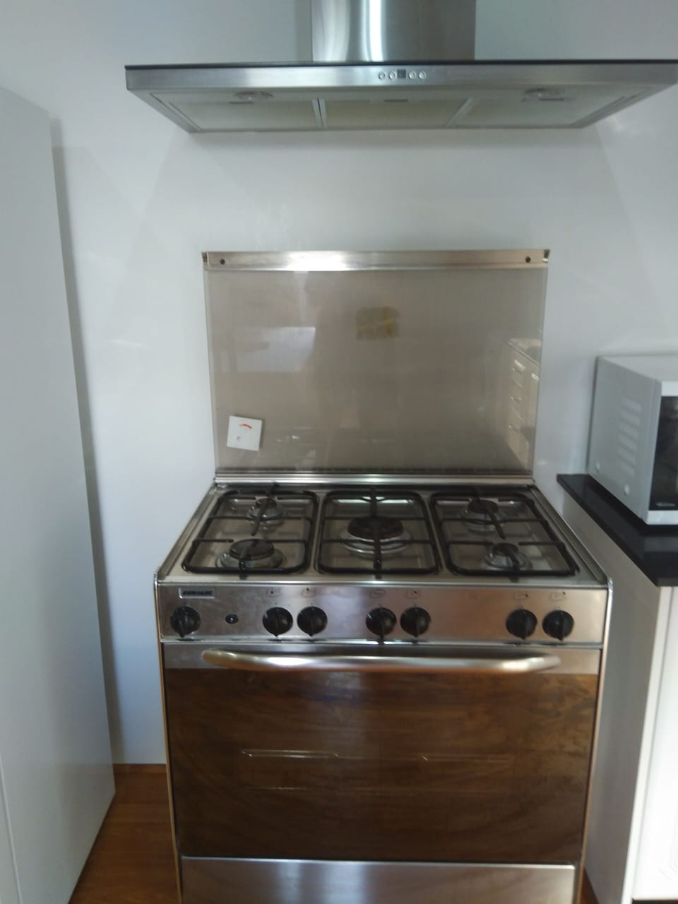 Kitchen:
European style Gas Cooker/Oven and Rang Hood