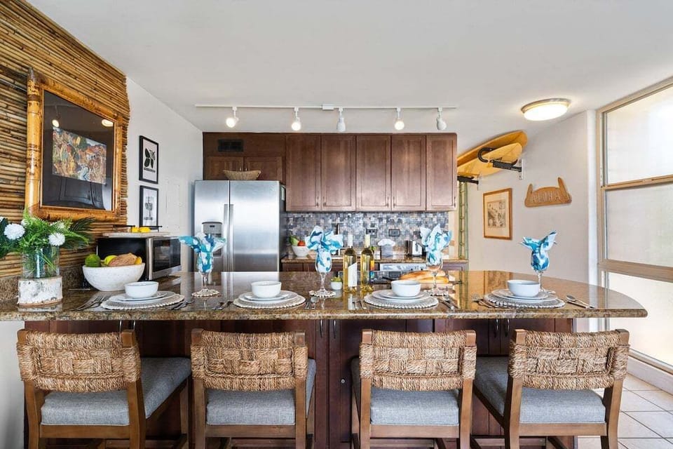 Granite island with stylish place settings—ideal for casual dining or entertaining