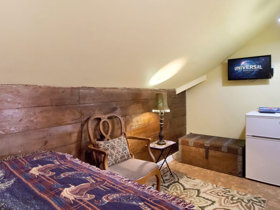 New Bed as of December 2023 with smart TV shown.  

(Lamp and table have been removed) 

(No Kitchen, no A/C and no laundry facility available on-site.)https://pictures.escapia.com/SJPRMA/124951/7631130388.jpg