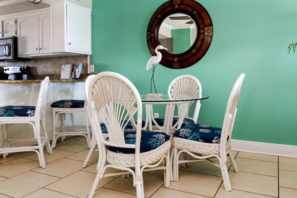 Dining room area for 4 with bar for 2 or more.