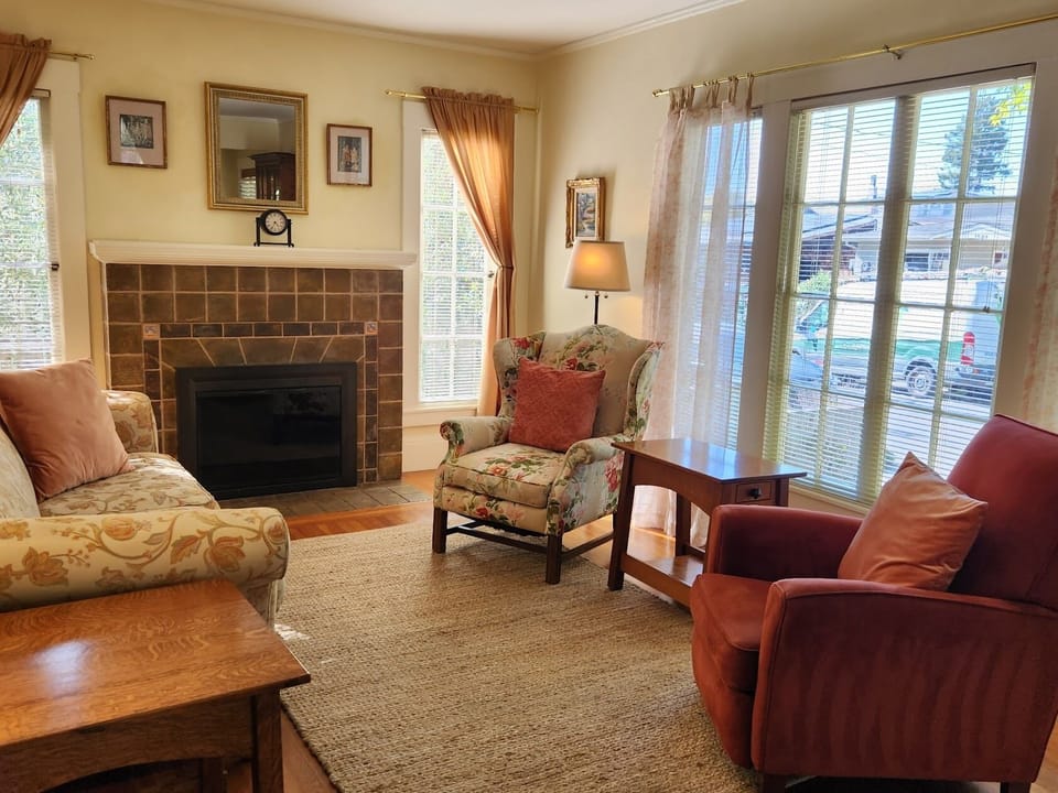 Bright and cozy living room.