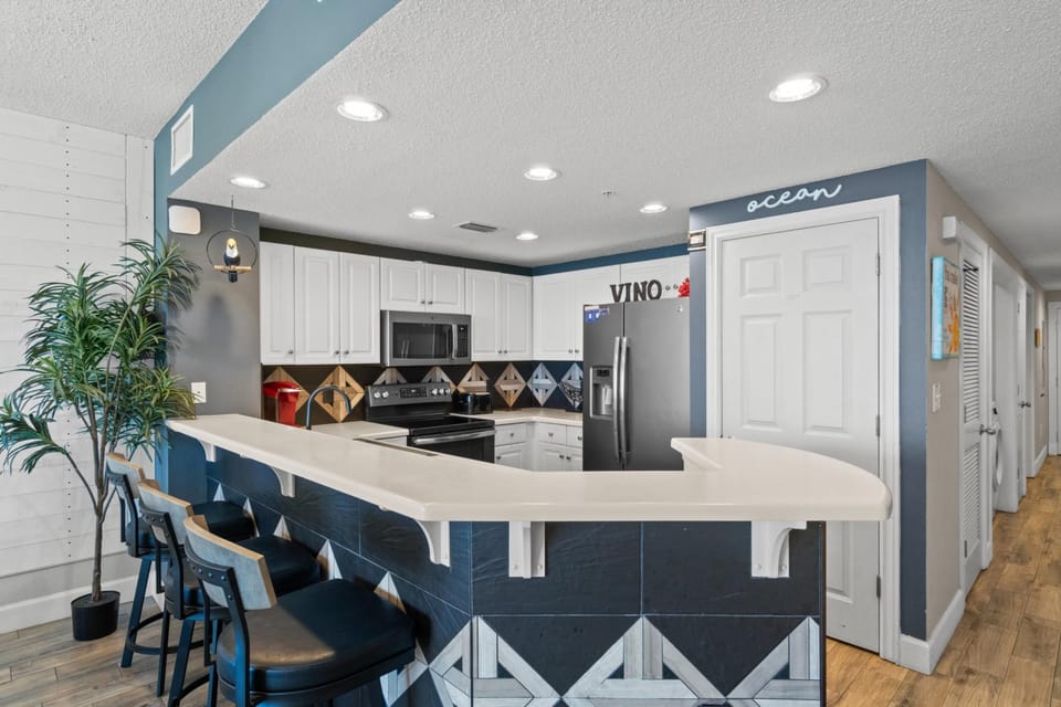 Kitchen with Breakfast Bar