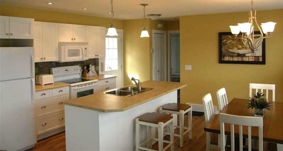 Kitchen and dining area.