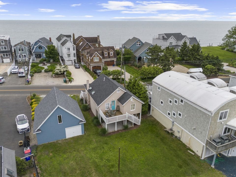 Huge Back Yard (no fence)