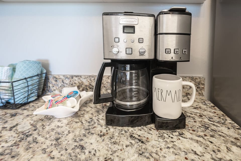 Dual keurig and regular coffee pot