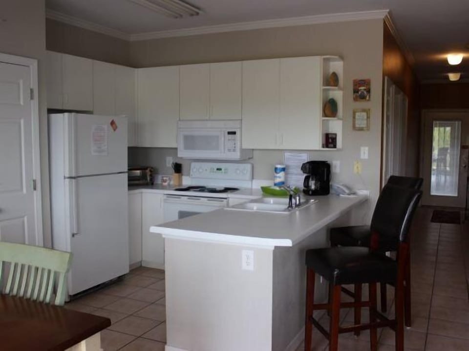 Romar Lakes 203B, 2 Bedroom 2 Bathroom. 2nd Floor. Sleeps 4. Managed by Island Rentals