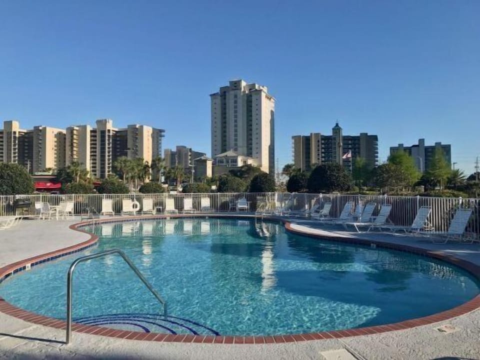 Romar Lakes 203B, 2 Bedroom 2 Bathroom. 2nd Floor. Sleeps 4. Managed by Island Rentals