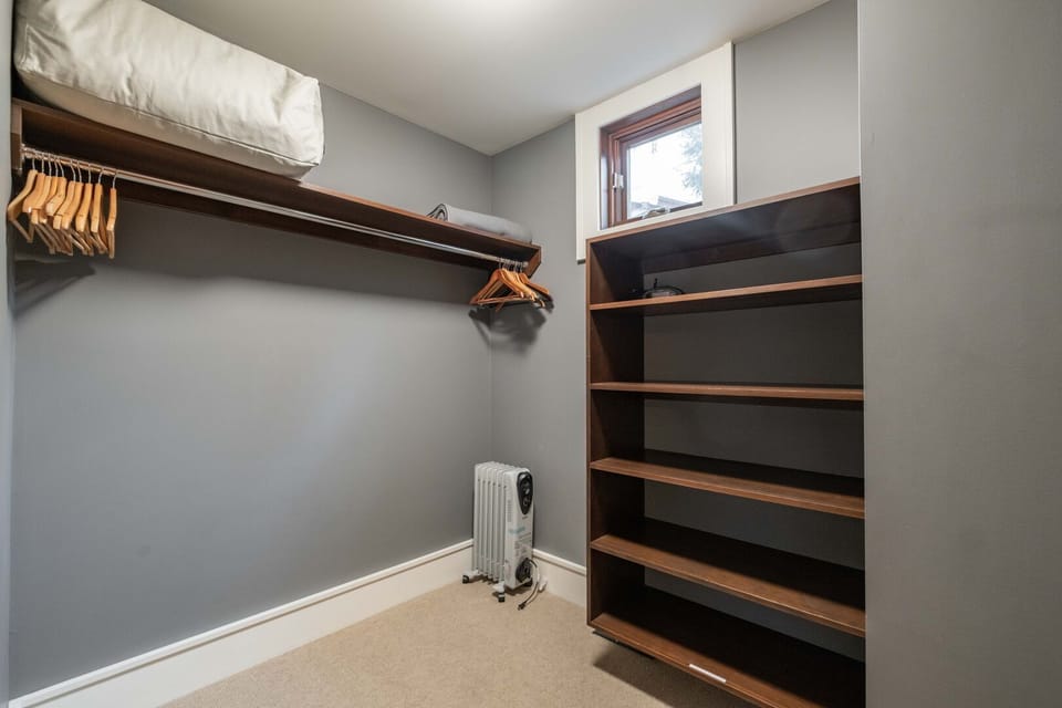 4th bedroom: Walk-in closet